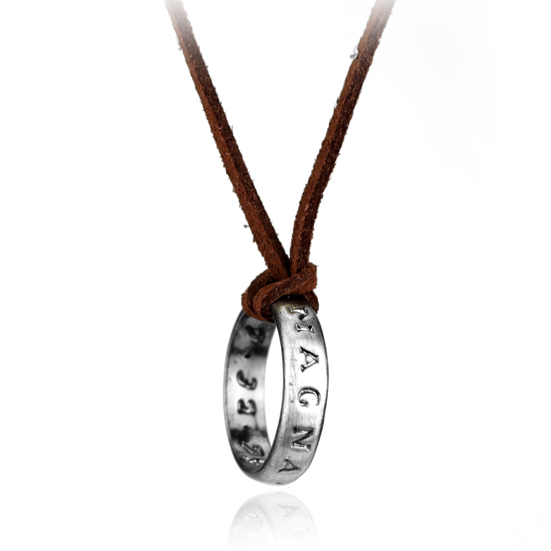 Vintage Fashion Accessories - Colar de Couro com Pingente de