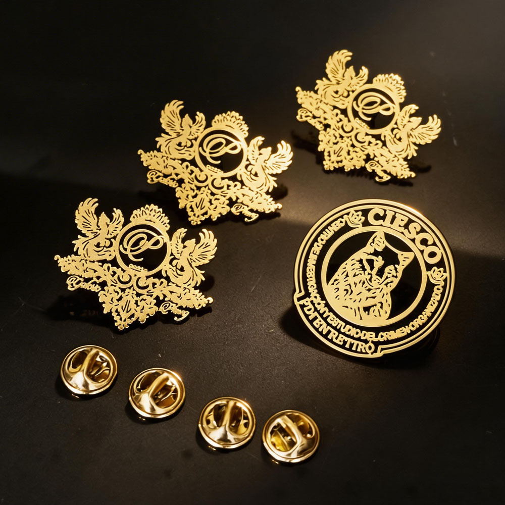 Broche de aço inoxidável com i - Vintage Fashion Brand Names avaliação e preço